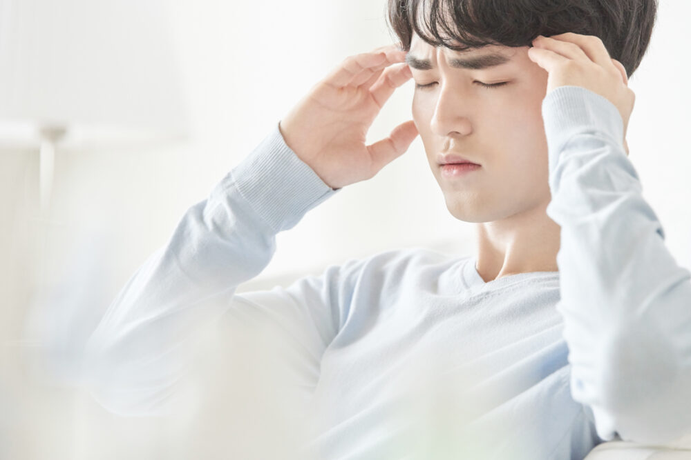 頭痛で病院に行くべきタイミングは？受診の目安